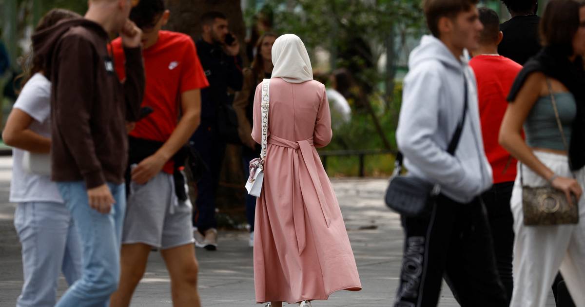 Il Consiglio di Stato francese non vede alcun problema nel vietare l’abaya nelle scuole  al di fuori