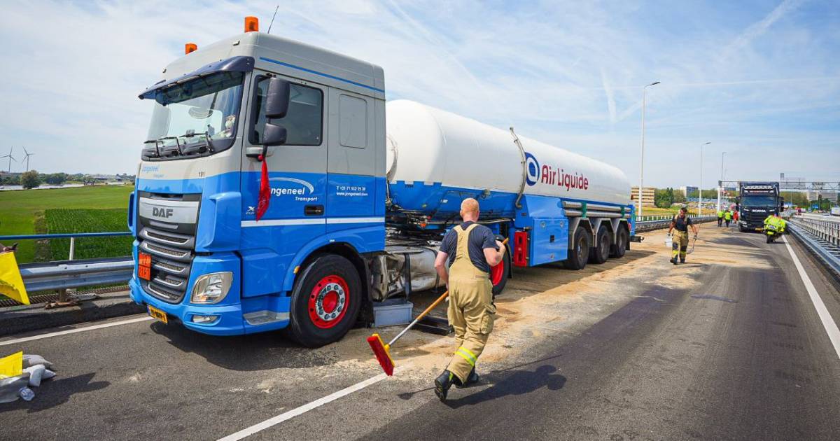 Verkeerschaos in Arnhem na ongeluk, vrachtwagen lekt diesel.