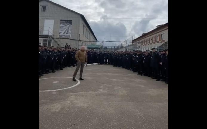 Fragment van eerder uitgelekte video waarin Jevgeni Prigozjin gevangenen ronselt om te gaan vechten in Oekraïne.