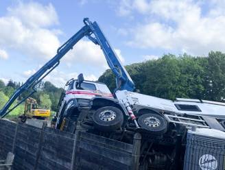 Betonpompwagen kantelt op werf