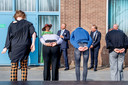 Jongeren van het Theaterschip treden op voor het koninklijk paar.