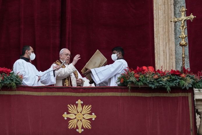 Paus Franciscus tijdens de traditionele Kerstboodschap op het Sint-Pietersplein in Vaticaanstad