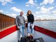 Jeroen en Marloes Spaander voor het laatst op hun woonboot die ze hebben verkocht aan de gemeente Arnhem.