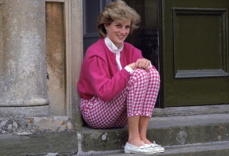 Prinses Diana thuis, op de trap voor Highgrove House, 18 juli 1986. Beeld Getty