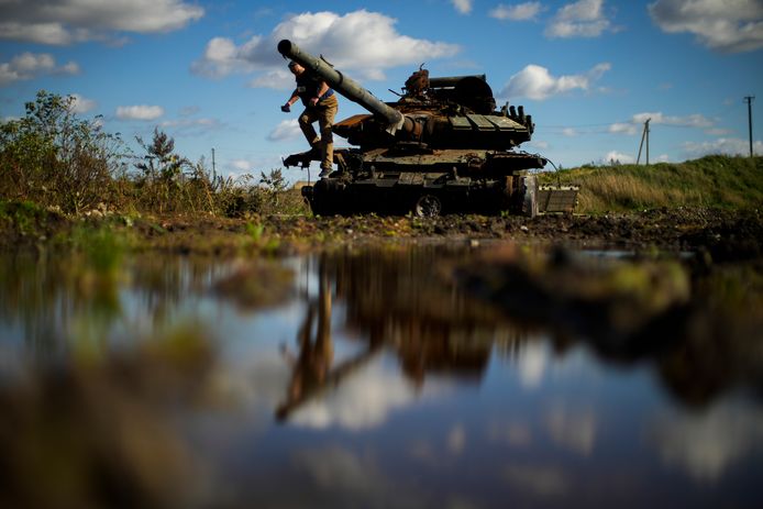 Журналист фотографирует подбитый российский танк в Чистоводовке.  Фото от 6 октября.