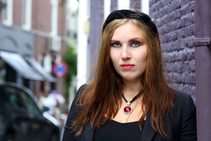 De Russische Anna Dvornichenko kreeg asiel in Nederland na ernstige bedreigingen door de Russische autoriteiten.