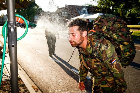 Met bepakking en in uniform, dan is verkoeling welkom.