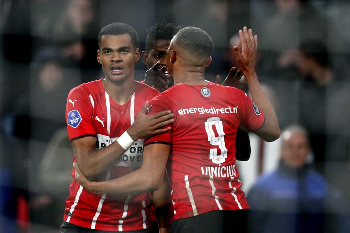 Cody Gakpo (l) maakte de belangrijke 2-1.