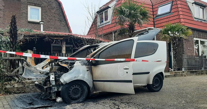 De auto is verwoest door het vuur.