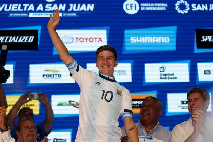 Evenepoel kreeg op het podium een Argentijns voetbalshirt. In Zuid-Amerika werd de youngster bejubeld als "de Messi van de koers".