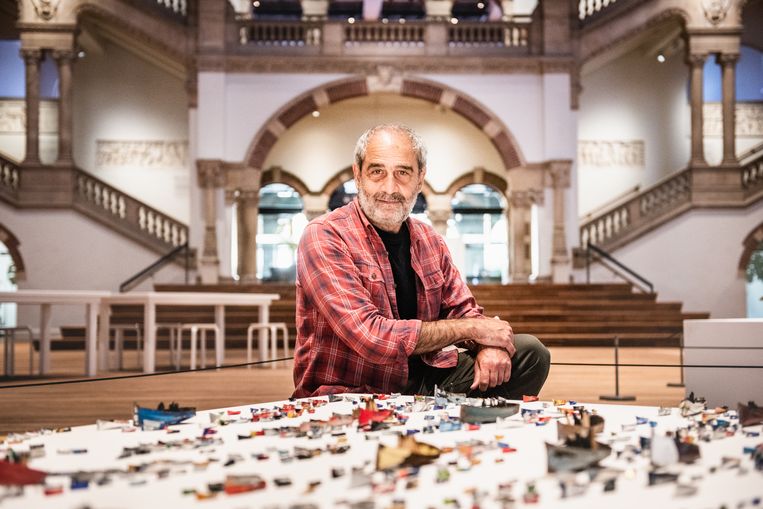 Issam Kourbaj in het Tropenmuseum Amsterdam. Beeld Simon Lenskens