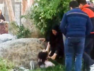 Hartverscheurende beelden tonen hoe Iraanse zedenpolitie meisje hard aanpakt, maar omstaanders schieten te hulp