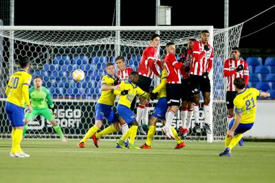 Cambuur vlak voor tijd langs tien man Jong PSV