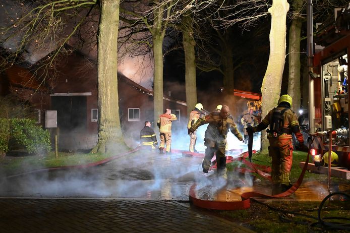 The firefighters try to put out the fire with several cars and a cherry picker.