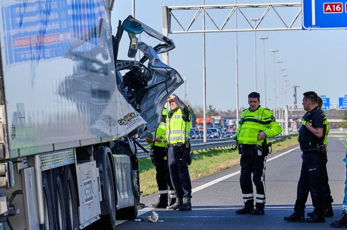 Een ongeluk op de A16.