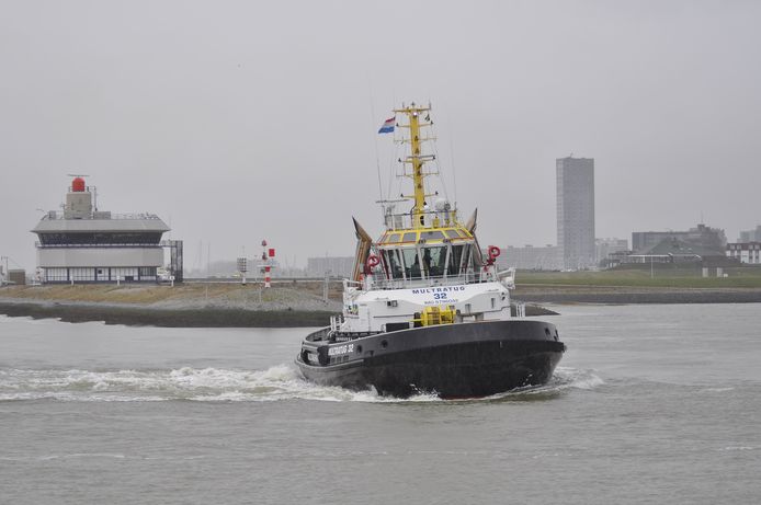 De gloednieuwe sleepboot Multratug 32 van Multraship hielp in Zeebrugge bij een vastgelopen olietanker.