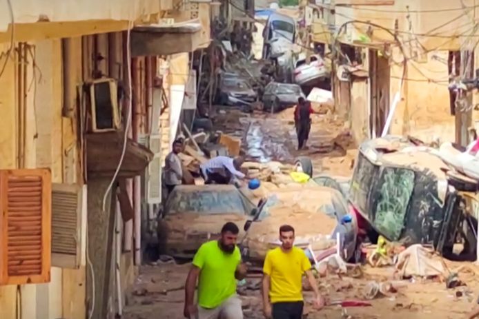 Mensen tussen de totale destructie in Derna.