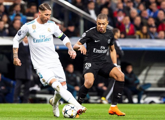 Sergio Ramos houdt Kylian Mbappé van de bal.