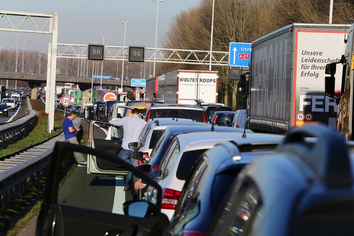 Het horrorscenario voor automobilisten: muurvast op knooppunt Gorinchem.