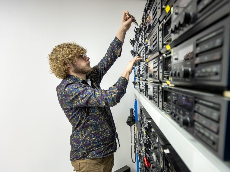 Met een hele wand cassettedecks neemt Baur de muziek op tientallen bandjes tegelijkertijd op. Beeld Herman Engbers