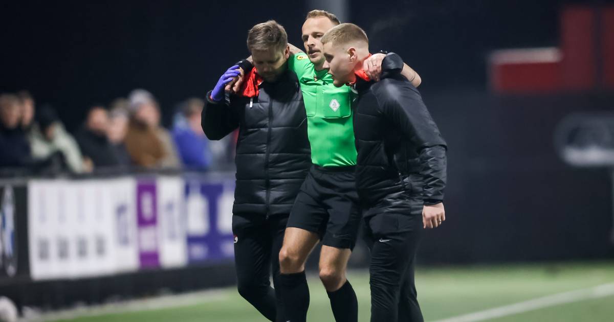 Scheidsrechter Geblesseerd Naar De Kant Gedragen Bij Duel In Keuken Kampioen Divisie Vierde Man 6406