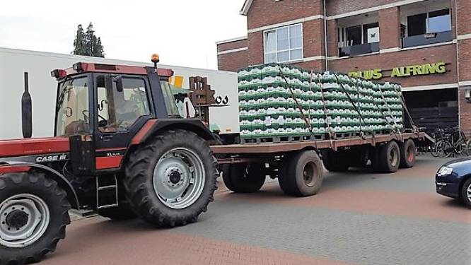 Bier voor de laatste keer in de aanbieding: Drentse jongens halen 490 kratten op met tractor