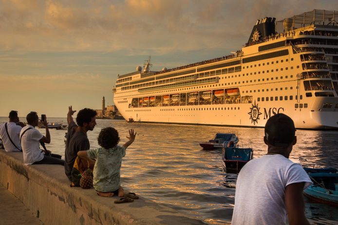 Het laatste cruiseschip verlaat de haven van Havana, Cuba.
