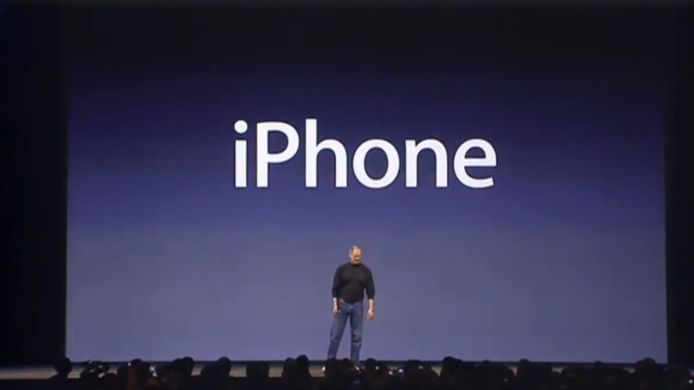 Zo introduceerde Steve Jobs de allereerste iPhone op 9 januari 2007.
