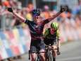 Niewiadoma houdt Van Vleuten af na zinderende finale