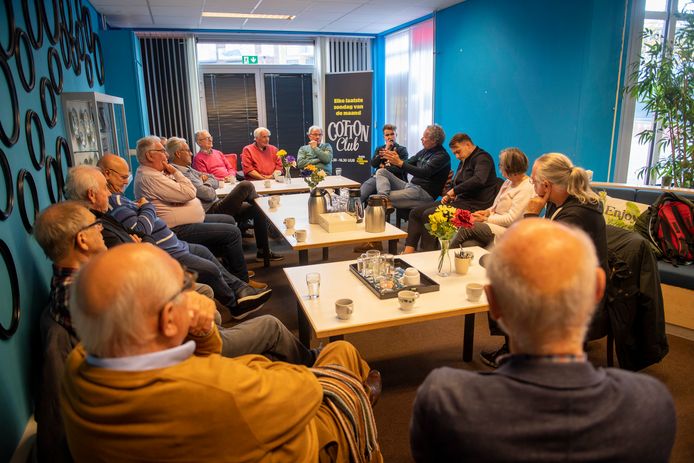 Een gezelschap heren en een dame hebben genoeg te bespreken bij Tafelproat Heracles in het Huis van Katoen & Nu