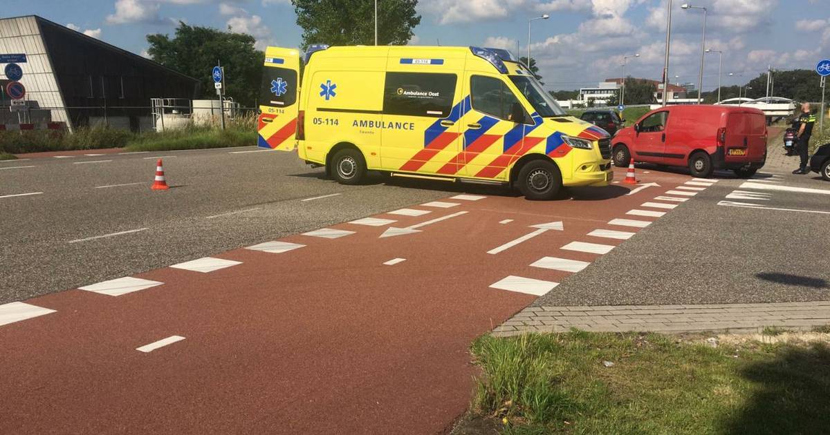 Scooterrijder gewond na botsing met auto op kruising in Enschede.
