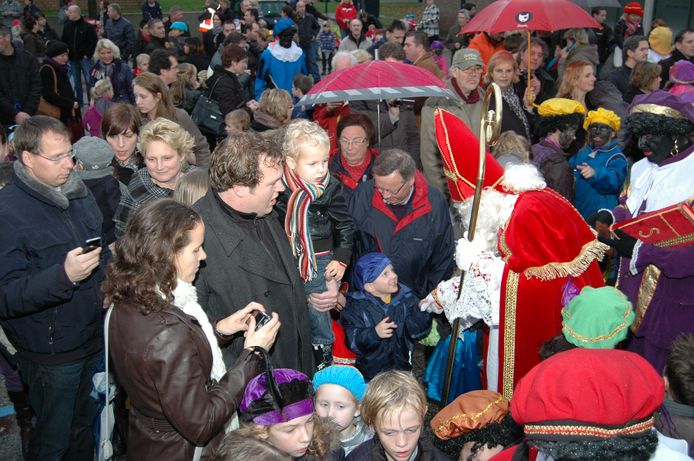 Sinterklaasintocht bij het Looveer in Huissen in 2010. Dergelijke mensenmassa's bij elkaar zijn voor Lingewaard met de huidige oplopende besmettingscijfers én coronabeperkingen onmogelijk.