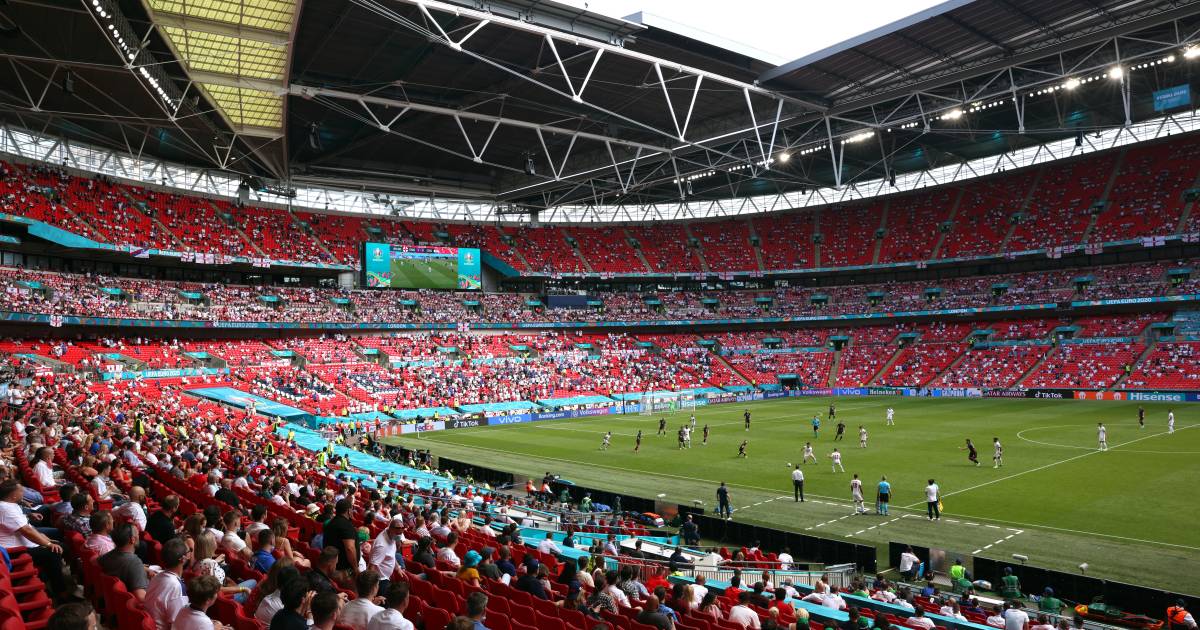 Toeschouwer zwaargewond door val van tribune op Wembley ...
