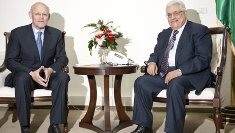 Minister Uri Rosenthal (L) van Buitenlandse Zaken en de Palestijnse president Mahmoud Abbas. Foto ANP Beeld 