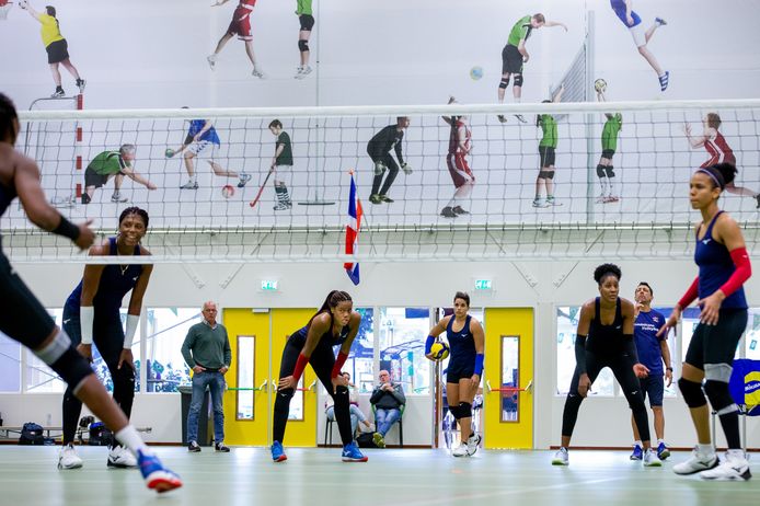 Het vrouwenteam van de Dominicaanse Republiek traint in de Wijchense sporthal Arcus voor het wereldkampioenschap.