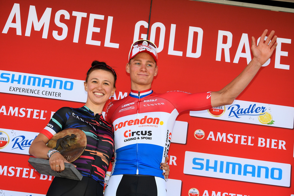 De Poolse Katarzyna Niewiadoma, winnaar bij de vrouwen, en Mathieu Van der Poel op het podium van de Amstel Gold Race. Beeld BELGA