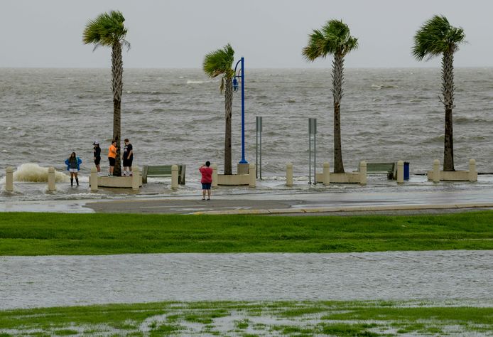 Hoge golven op Lakeshore Drive in New Orleans.