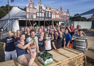 Amsterdamse grachtengevels op feestweide in Bentelo