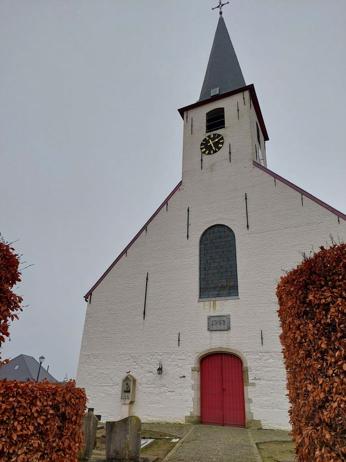 Beschermd maar in verval: de kerk van Sint-Kornelis-Horebeke.