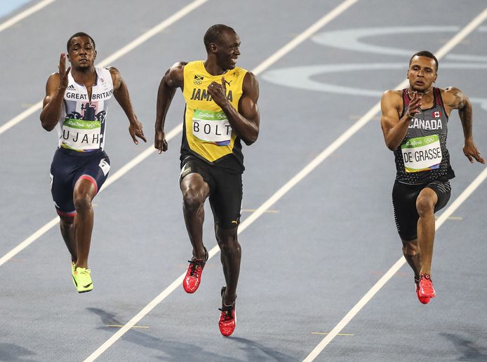 De 'Koning van Rio', Usain Bolt, kijkt eens naar rechts en links en ziet in de halve finale van de 100 meter al na een meter of zeventig dat het goed zit. André De Grasse (rechts) gaat nog even voluit.