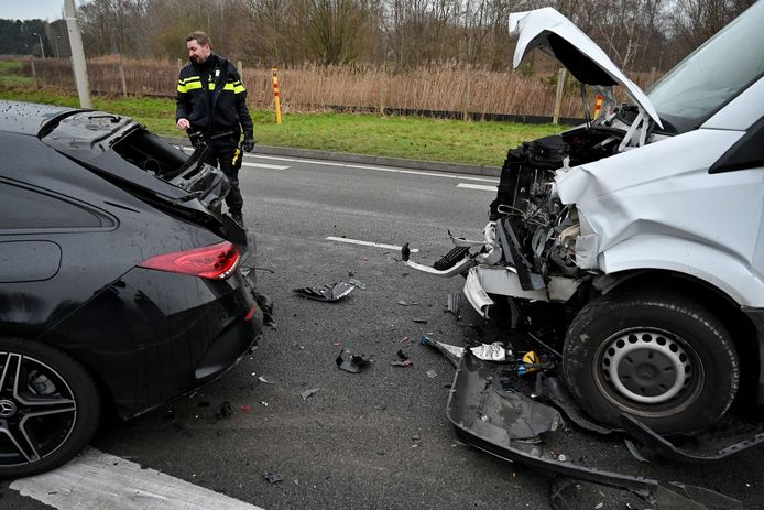 Twee van de vijf voertuigen die betrokken raakten bij een kop-staartbotsing op de Burgemeester Bechtweg in Tilburg.