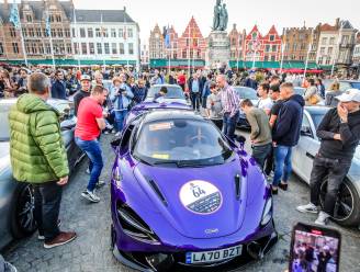 Passage van droomwagens in Brugge en Oostende doet publiek watertanden, ook deelnemers onder de indruk: “Zó veel volk. Het lijkt wel de aankomst van de Tour De France”