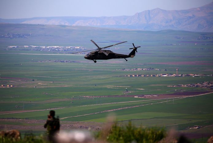 Een helikopter van de door de VS geleide coalitie vliegt boven het noorden van Syrië.