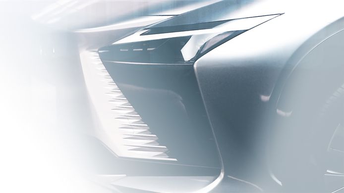 De neus van de RZ wordt in ieder geval heel herkenbaar Lexus; net als bij de NX en RX zit hij vol scherpe lijnen