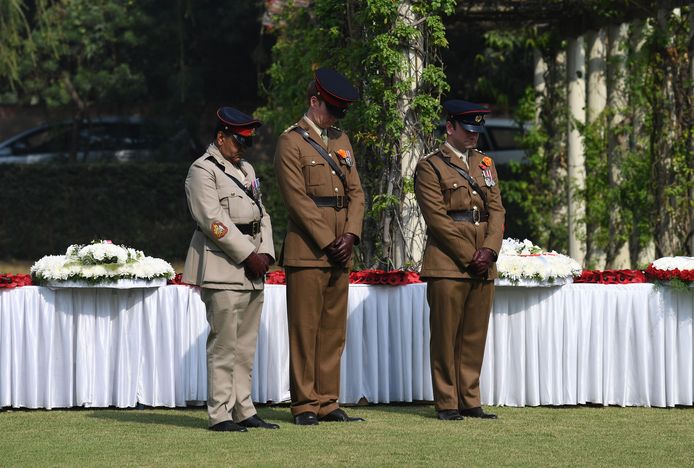 Britse officieren  op de militaire begraafplaats in New Delhi.
