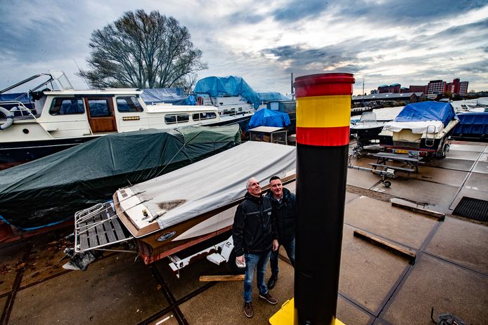 Rene Huurman (links) van de watersportvereniging Deventer en en Georg Keibler, de pontbaas van het pontje tussen De Worp en Deventer, zien in de winterstalling dat er nog nauwelijks stoom uit de nieuwe schoorsteen komt.