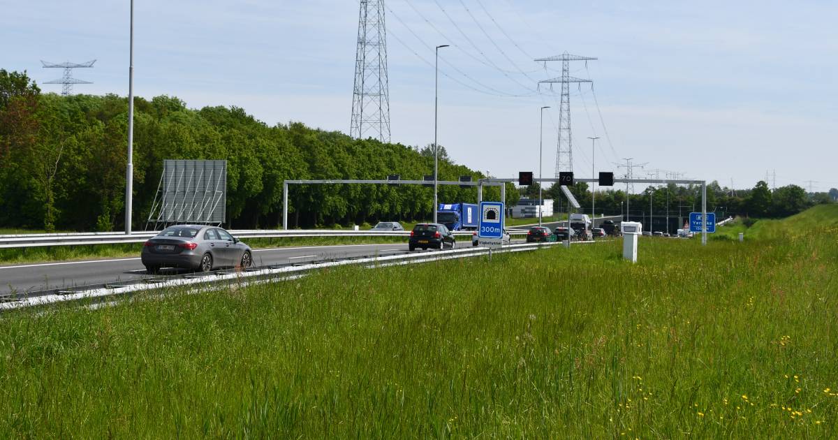 Vlaketunnel A58 dicht vanwege aanrijding, flinke file.