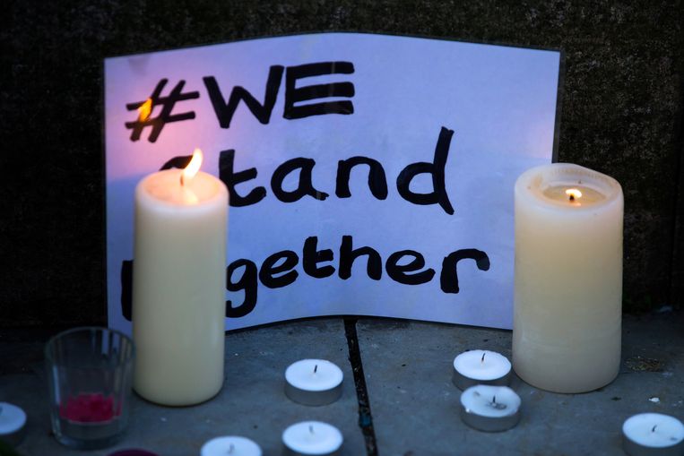 Kaarsen en een briefje zijn achtergelaten voor de slachtoffers van de aanslag in Manchester Beeld REUTERS