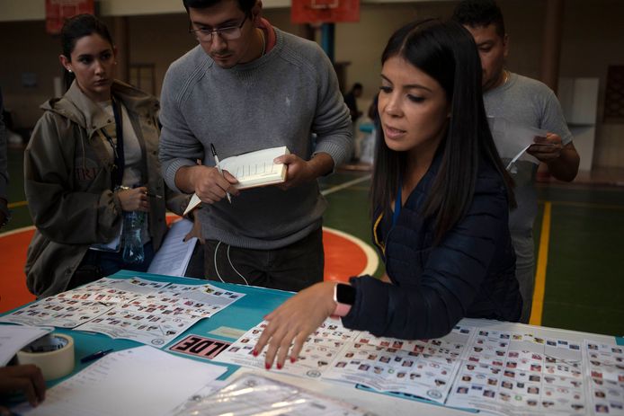 Een vrouw is bezig met het tellen van de stemmen in Guatemala-stad.