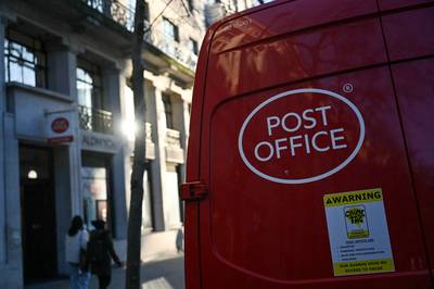 Scandale des postiers britanniques: le chef du Post Office démis de ses fonctions